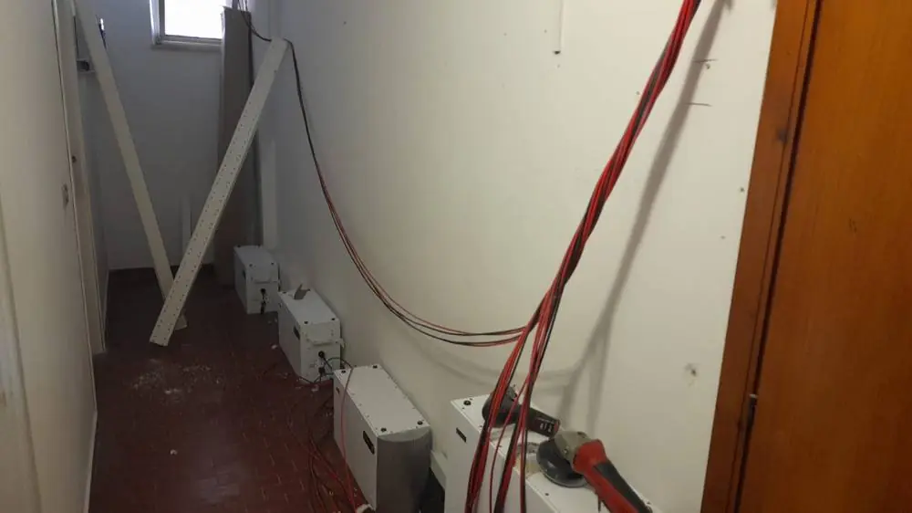 Linee e batterie di accumulo fotovoltaico installate in un corridoio