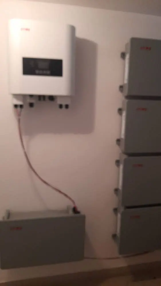 Inverter fotovoltaico a parete con batterie di accumulo al litio