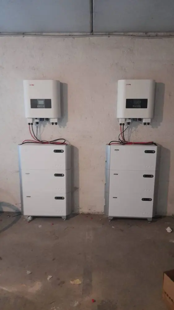 Due inverter fotovoltaici con batterie di accumulo a basamento