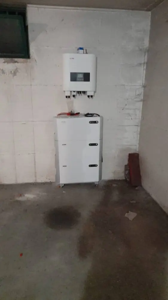 Inverter con batteria di accumulo a basamento