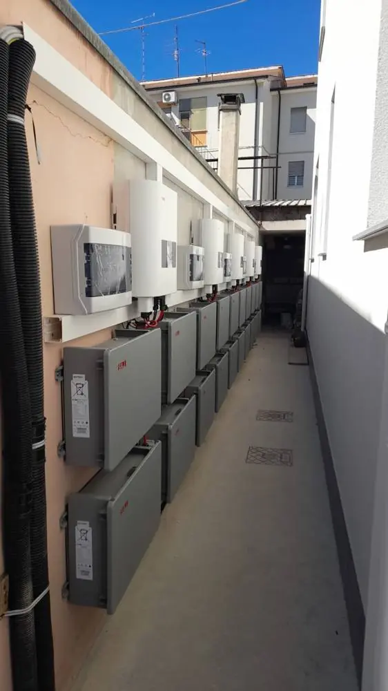 Fila di batterie di accumulo fotovoltaico installate in un corridoio