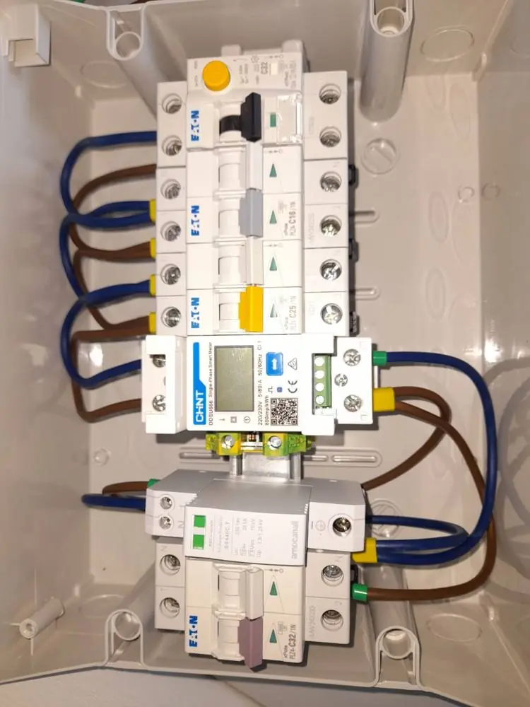 Quadro elettrico cablato con contatore e interruttori di protezione
